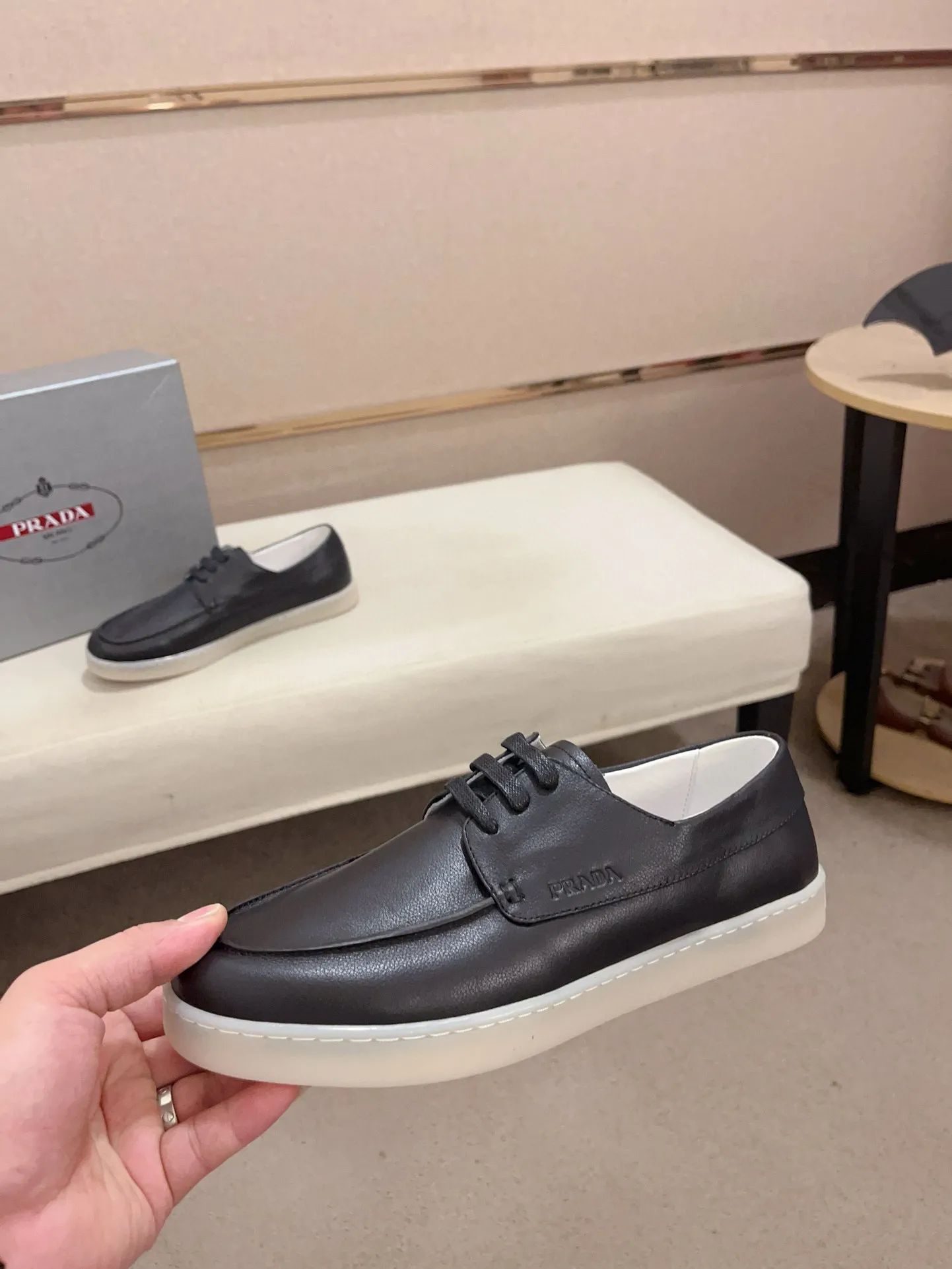 Men's shoes 💰 540💰 ✔️✔️✔️Higher version High-quality new PRADA (Prada) counters are launched at the same time. The new men's shoes and 😘 fabrics are made of high-tech glue-making technology. Lining: Full cowhide lining. 👍🏿 High-end ☄️ air-cushion molded anti-slip rubber outsole, exquisite lines, simple and elegant, comfortable and high-end for leisure travel. Code number: 38 to 44 (45 can be customized and cannot be returned or exchanged)